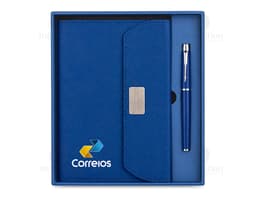 Notebook y binder en cuero negro con tapa protectora, vacíos y listos para ser llenados con información de negocios. El kit