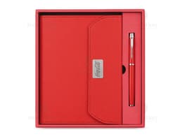 Notebook y binder en cuero negro con tapa protectora, vacíos y listos para ser llenados con información de negocios. El kit