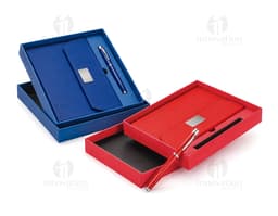Notebook y binder en cuero negro con tapa protectora, vacíos y listos para ser llenados con información de negocios. El kit
