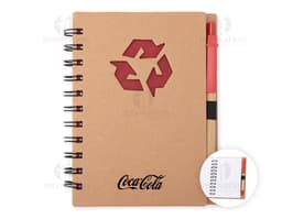 Caderno ecológico com caneta sobre uma mesa de escritório, ao lado de um papel em branco, uma mensagem escrita, um objeto de