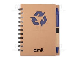 Caderno ecológico com caneta sobre uma mesa de escritório, ao lado de um papel em branco, uma mensagem escrita, um objeto de