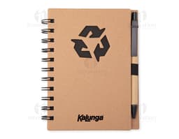 Caderno ecológico com caneta sobre uma mesa de escritório, ao lado de um papel em branco, uma mensagem escrita, um objeto de