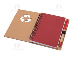 Caderno ecológico com caneta sobre uma mesa de escritório, ao lado de um papel em branco, uma mensagem escrita, um objeto de