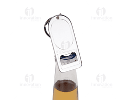 Chaveiro abridor de metal em design 3D, com acabamento em metal prateado. O item possui um ícone de sucesso, representado por