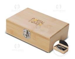 Weinset in einer Vintage-Holzkiste, die einen Korkenzieher, einen Papierabschneider und einen Korken enthält. Die Kiste ist