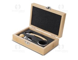 Weinset in einer Vintage-Holzkiste, die einen Korkenzieher, einen Papierabschneider und einen Korken enthält. Die Kiste ist