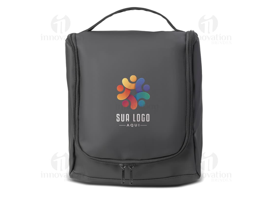 Necessaire em PU preta, moderna e elegante, com zíper, alça de mão e espaço para guardar objetos pessoais. Ideal para viagens