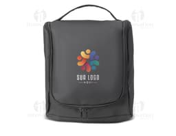 Necessaire em PU preta, moderna e elegante, com zíper, alça de mão e espaço para guardar objetos pessoais. Ideal para viagens