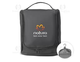 Necessaire em PU preta, moderna e elegante, com zíper, alça de mão e espaço para guardar objetos pessoais. Ideal para viagens
