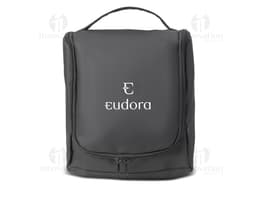 Necessaire em PU preta, moderna e elegante, com zíper, alça de mão e espaço para guardar objetos pessoais. Ideal para viagens