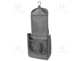 Necessaire em PU preta, moderna e elegante, com zíper, alça de mão e espaço para guardar objetos pessoais. Ideal para viagens