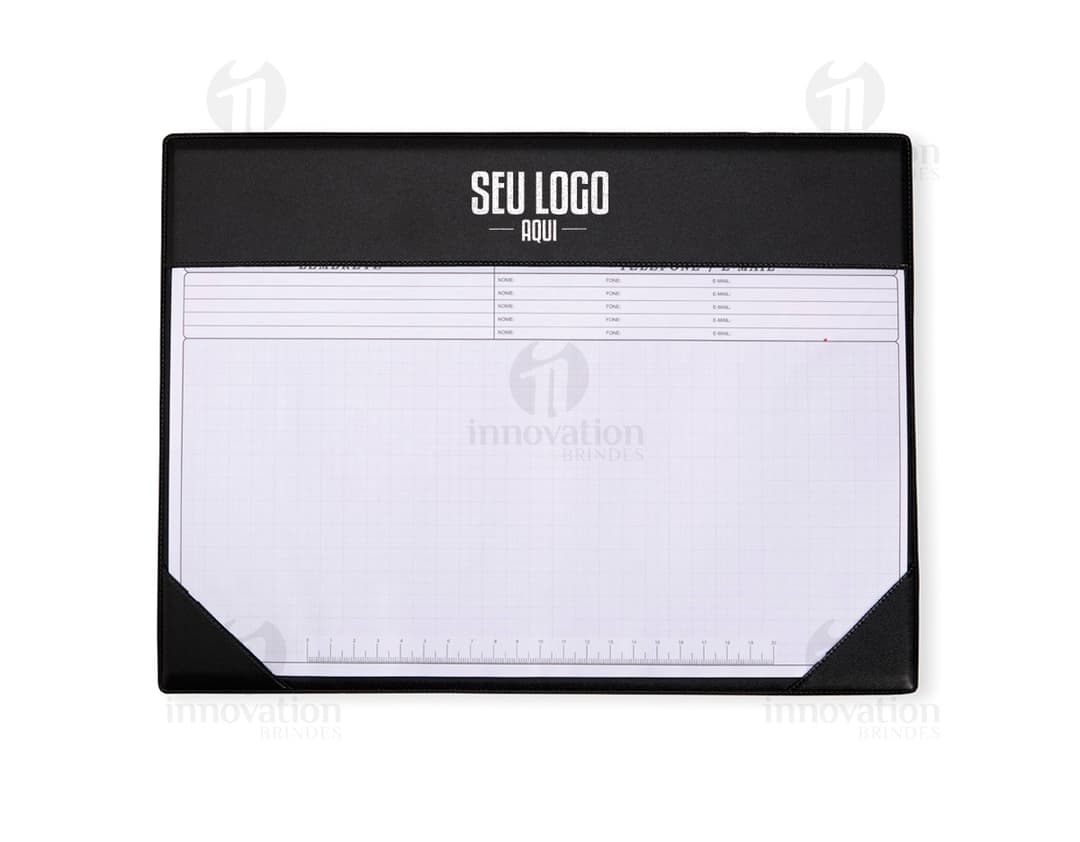 Videodisk em branco em cima de um papel de caderno vazio em um escritório de negócios. Objetos incluem computador, caixa de