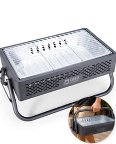 Churrasqueira portátil com design moderno e compacto, ideal para uso em ambientes externos. Feita de metal e plástico, possui botões e conexões para ajustar a temperatura. Perfeita para momentos de lazer e confraternizações ao ar livre.