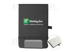 Mini Cuaderno marrón de cuero, abierto, con página en blanco. Al lado, un pen drive, un llavero, un diario negro y un