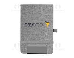 Mini Cuaderno marrón de cuero, abierto, con página en blanco. Al lado, un pen drive, un llavero, un diario negro y un