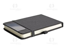 Mini Cuaderno marrón de cuero, abierto, con página en blanco. Al lado, un pen drive, un llavero, un diario negro y un