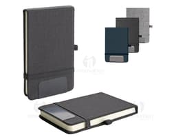 Mini Cuaderno marrón de cuero, abierto, con página en blanco. Al lado, un pen drive, un llavero, un diario negro y un