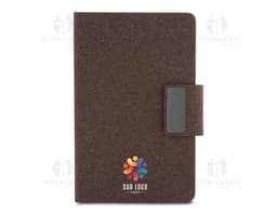 Kit escritório em PU e fibra de café, contendo notebook, teclado, alto-falante, ícones de memória e tecnologia, documento em