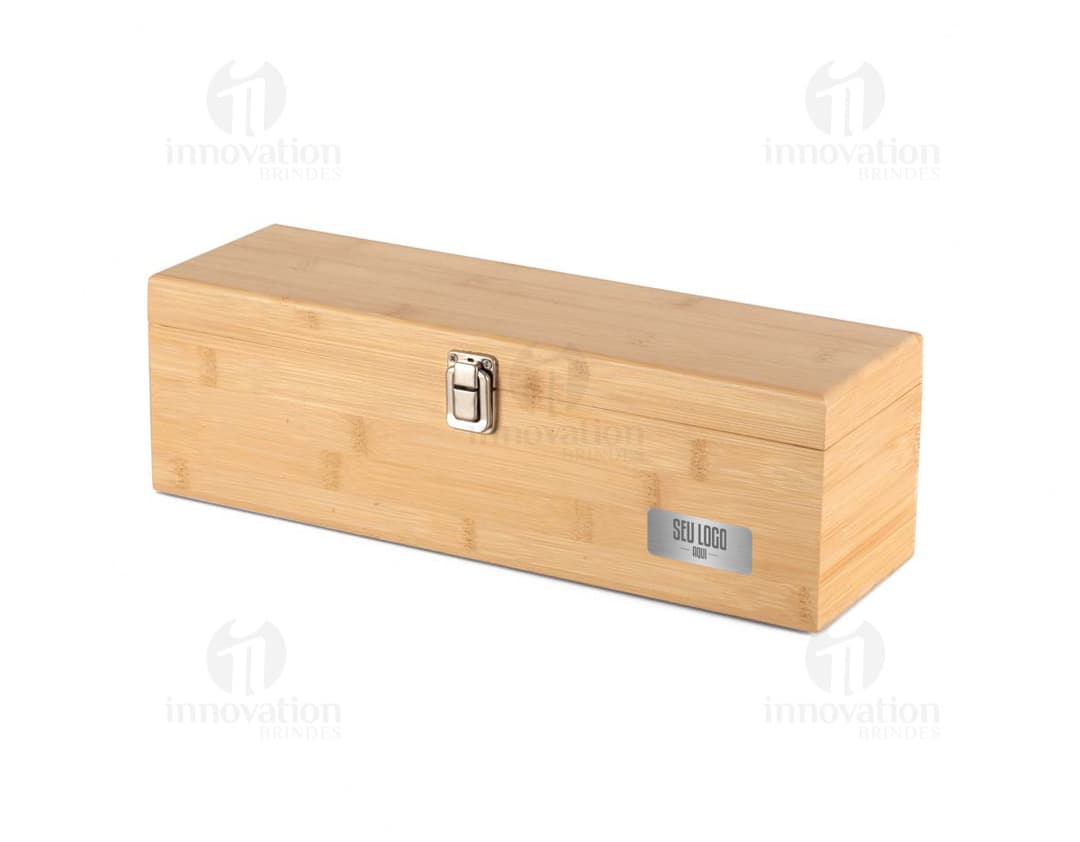 Box de madeira marrom contendo um kit de vinho de 4 peças, com design moderno e detalhes em bambu. O objeto antigo e luxuoso