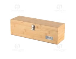 Box de madeira marrom contendo um kit de vinho de 4 peças, com design moderno e detalhes em bambu. O objeto antigo e luxuoso