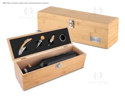 Box de madeira marrom contendo um kit de vinho de 4 peças, com design moderno e detalhes em bambu. O objeto antigo e luxuoso