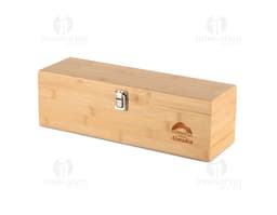 Box de madeira marrom contendo um kit de vinho de 4 peças, com design moderno e detalhes em bambu. O objeto antigo e luxuoso