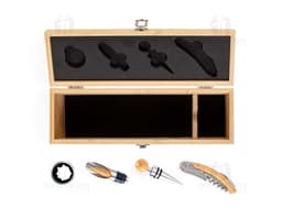 Box de madeira marrom contendo um kit de vinho de 4 peças, com design moderno e detalhes em bambu. O objeto antigo e luxuoso