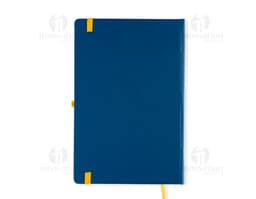 Notebook amarelo aberto com papel pautado em um escritório, ao lado de um modem, um telefone e um copo de bebida.