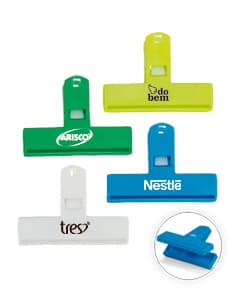 Kit Prendedores Multiuso 4 Peças em ícones de negócios e símbolos de tecnologia em 3D, representando conceitos de comunicação, segurança, finanças e compras.