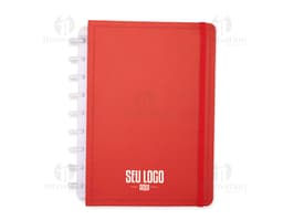 Caderno de Disco em branco com capa listrada amarela e textura de couro aberto em cima de uma pilha de papéis e notas, com um