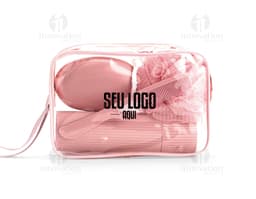 Kit Viagem 4 Peças contendo container, pencil box, bag e button. Os objetos são 3D e possuem um design moderno e colorido. O