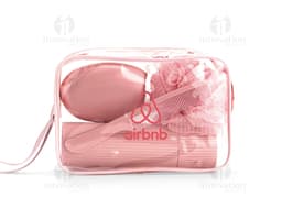 Kit Viagem 4 Peças contendo container, pencil box, bag e button. Os objetos são 3D e possuem um design moderno e colorido. O