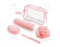 Kit Viagem 4 Peças contendo container, pencil box, bag e button. Os objetos são 3D e possuem um design moderno e colorido. O