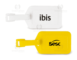 Tag identificador de bagagem em forma de plug colorido em plástico rosa, símbolo de saúde e cuidado, conceito de presente e