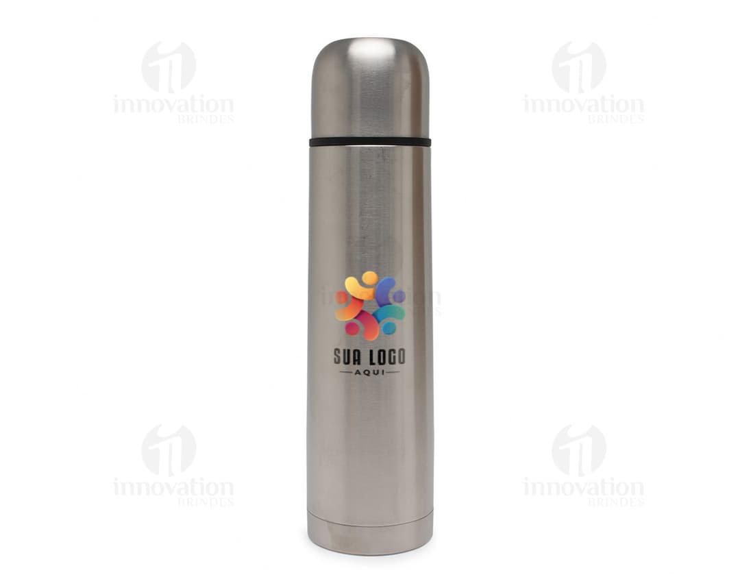 Garrafa térmica de 750ml em metal prateado, com tampa e design vertical. A garrafa está vazia e possui um rótulo preto.
