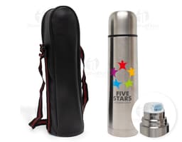 Garrafa térmica de 750ml em metal prateado, com tampa e design vertical. A garrafa está vazia e possui um rótulo preto.