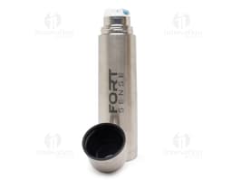 Garrafa térmica de 750ml em metal prateado, com tampa e design vertical. A garrafa está vazia e possui um rótulo preto.