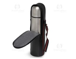 Garrafa térmica de 750ml em metal prateado, com tampa e design vertical. A garrafa está vazia e possui um rótulo preto.