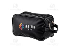 Necessaire PU preta feita de couro, com fecho de zíper, alça de mão e compartimentos internos para guardar objetos pessoais.