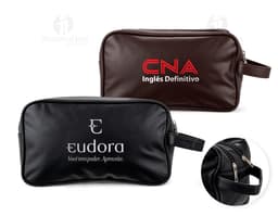 Necessaire PU preta feita de couro, com fecho de zíper, alça de mão e compartimentos internos para guardar objetos pessoais.
