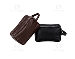 Necessaire PU preta feita de couro, com fecho de zíper, alça de mão e compartimentos internos para guardar objetos pessoais.