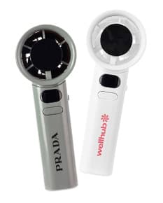 Mini ventilador recarregável em metal prateado, com design elegante e ajustável. Perfeito para uso doméstico ou em viagens, proporcionando alívio em dias quentes. Ideal para cuidar da saúde, mantendo o ambiente fresco e agradável.