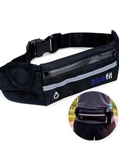 Pochete esportiva de couro preto com fivela, usada como suporte e acessório de moda para guardar dinheiro, chaves e objetos pessoais durante atividades esportivas ou viagens.