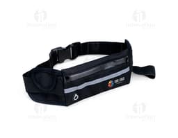 Pochete esportiva de couro preto com fivela, usada como suporte e acessório de moda para guardar dinheiro, chaves e objetos