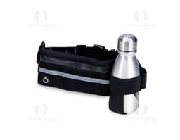 Pochete esportiva de couro preto com fivela, usada como suporte e acessório de moda para guardar dinheiro, chaves e objetos