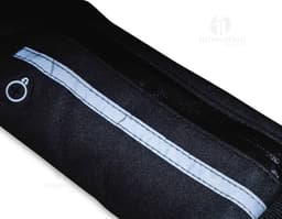 Pochete esportiva de couro preto com fivela, usada como suporte e acessório de moda para guardar dinheiro, chaves e objetos