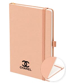 Notebook de cartão Kraft em branco, com papel amarelo vazio e adesivo, para anotações e lembretes de escritório. Em um ambiente rústico e vintage, com design minimalista.