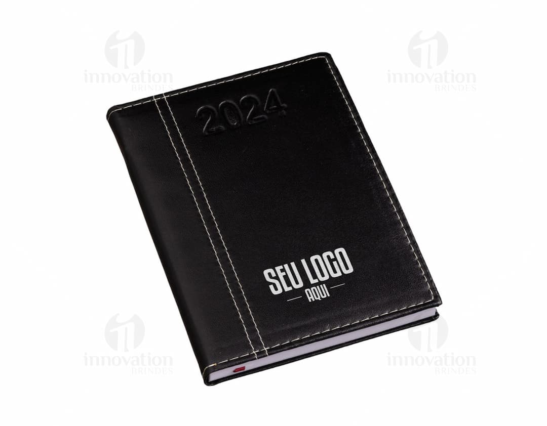 Agenda 2025 em couro preto - Organize sua vida e seus compromissos com estilo e sofisticação. Perfeita para o escritório ou para uso pessoal, esta agenda oferece espaço para planejamento financeiro, lembretes e metas. Adquira já a sua e esteja preparado para o sucesso!