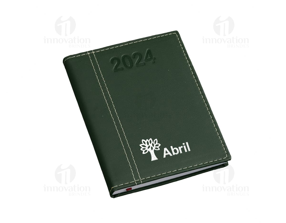 Agenda 2025 personalizada em couro preto para organização e planejamento eficiente. Ideal para uso no escritório, na escola ou em reuniões de negócios. Guarde seus compromissos, metas e contatos de forma prática e elegante. Adquira já a sua!
