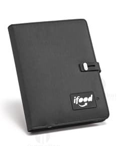 Pasta A5 com carregador portátil - Mantenha seus documentos organizados e seus dispositivos sempre carregados. Perfeita para o ambiente de negócios, essa pasta de couro sintético é ideal para armazenar seus arquivos enquanto carrega seu device. A solução perfeita para manter sua rotina organizada e seus aparelhos sempre prontos para uso. Adquira já a sua!
